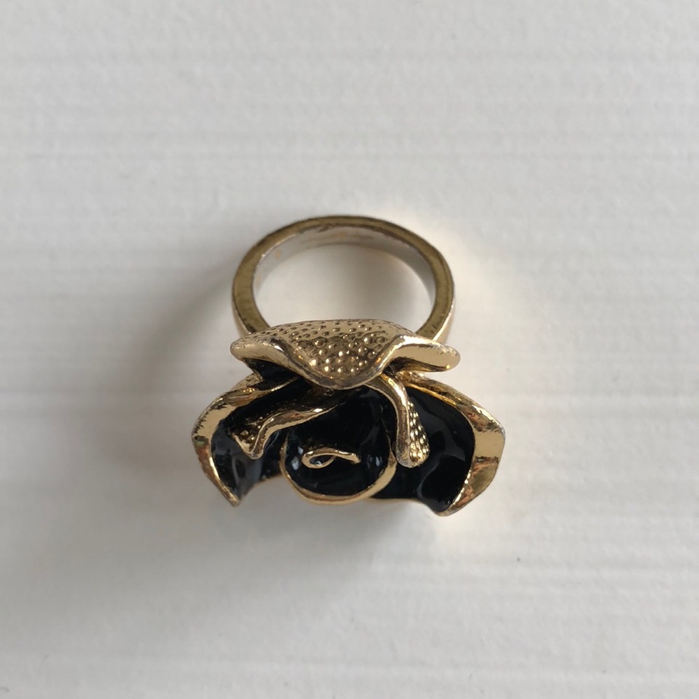 Black and gold flower ring